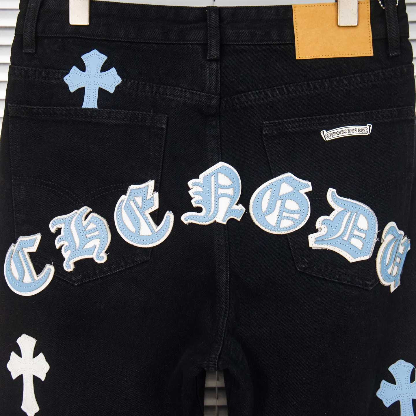 P260 Chrome Hearts Black Pants, Sanskrit Blue and White Multi-Leather Jeans. CH jeans need to be washed and then disassembled and hand-stitched with sheepskin cross leather and then spliced ​​together. The whole piece has too many craftsmanship to explain. The patchwork is decorated with cross patterns and the high-waisted washed jeans! ! Absolutely high-end luxury products, god-level single products and super popular products, made with top heavy industry, a must-see magic weapon. Customized hardware. The fabric is thick and soft after washing. It has good breathability. Customized small leather label. Unique design. The details are simple and elegant, and the workmanship is exquisite. The entire trousers are neatly routed and the details are in place! It’s so cool that both men and women can easily control the genderless trend! Style number: 1801# Color: black Size: 28 30 32 34